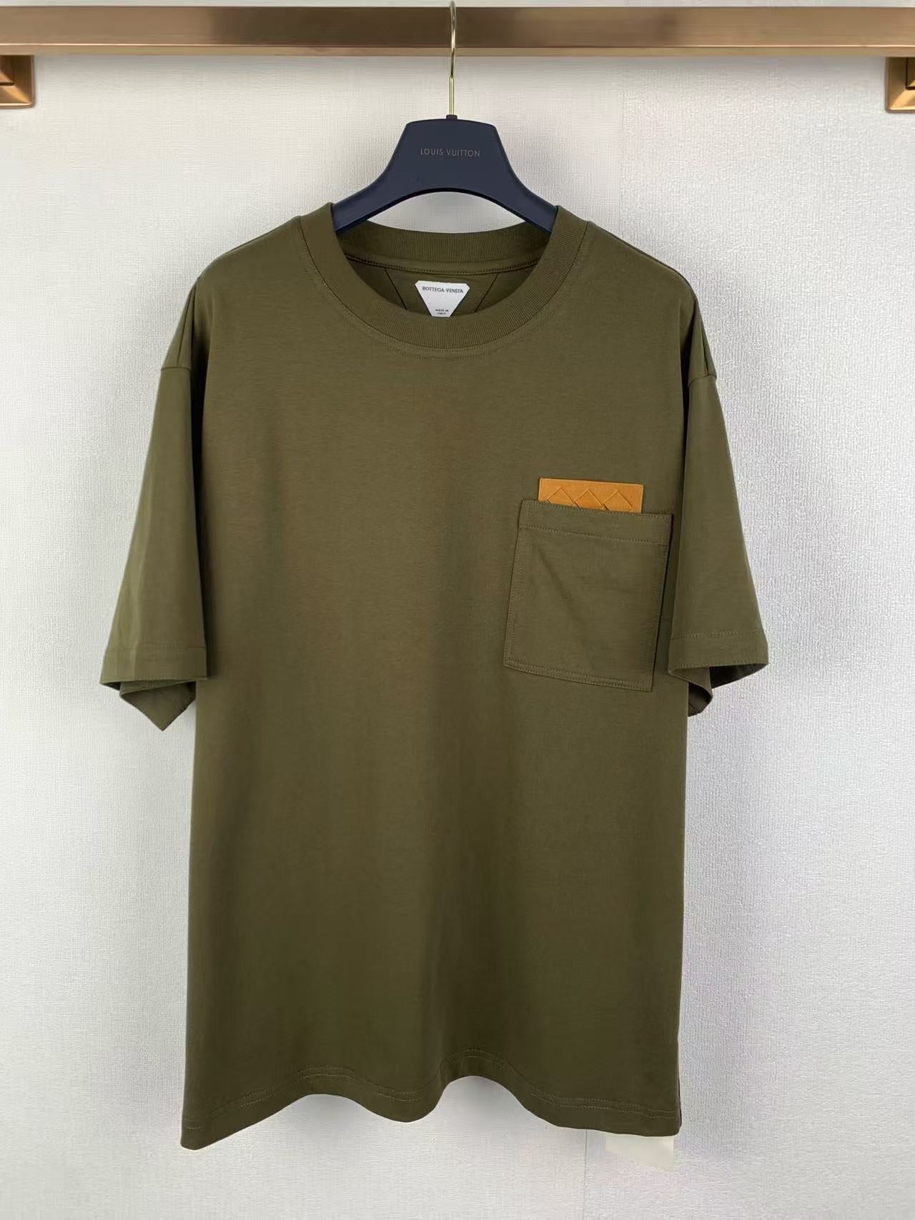 BV T-shirt with a leather-trimmed chest pocket in Cotton