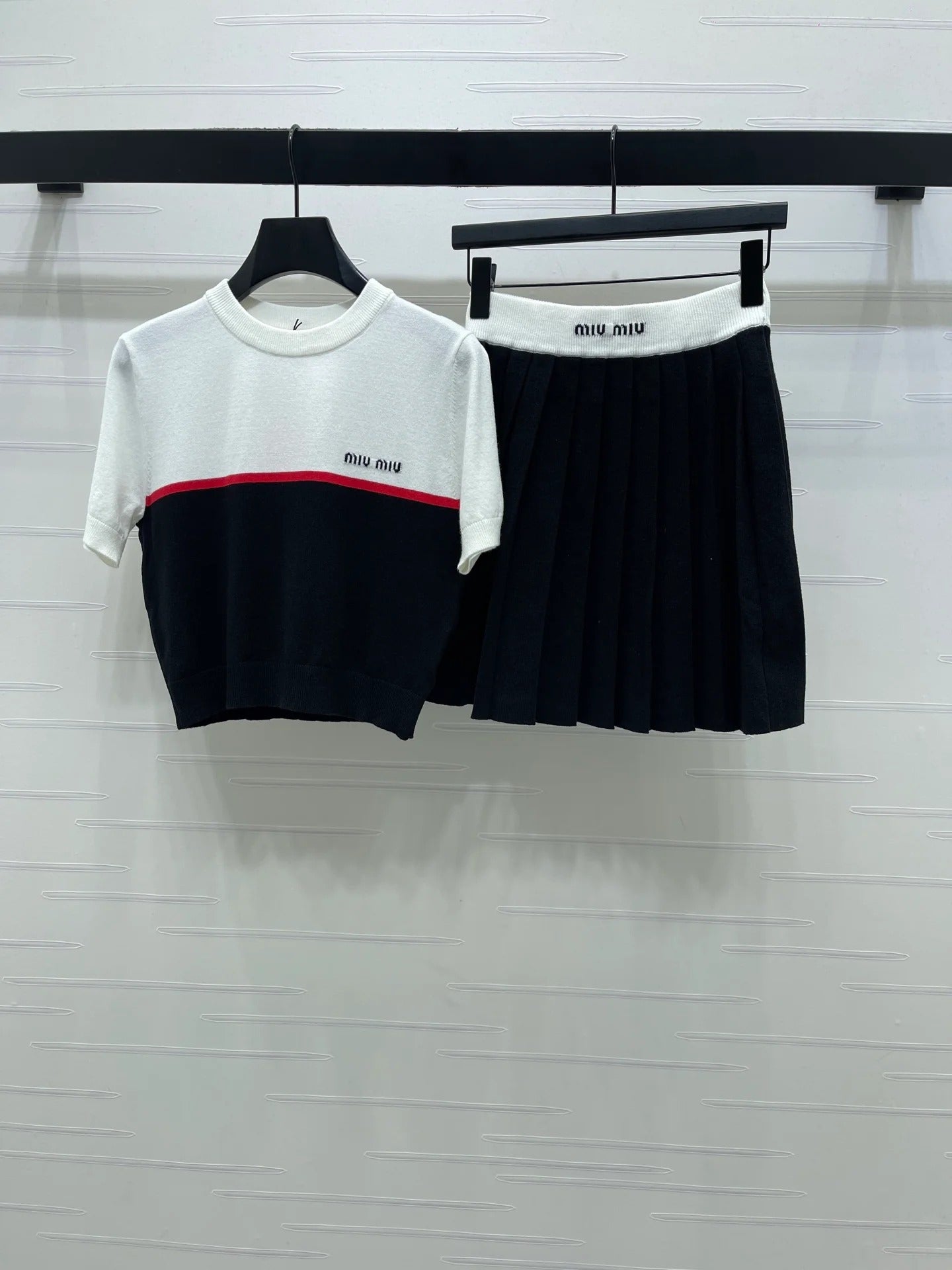 Miumiu 2026 Crew Neck Knit Short-sleeved Pleated Skirt Set Wool 352667